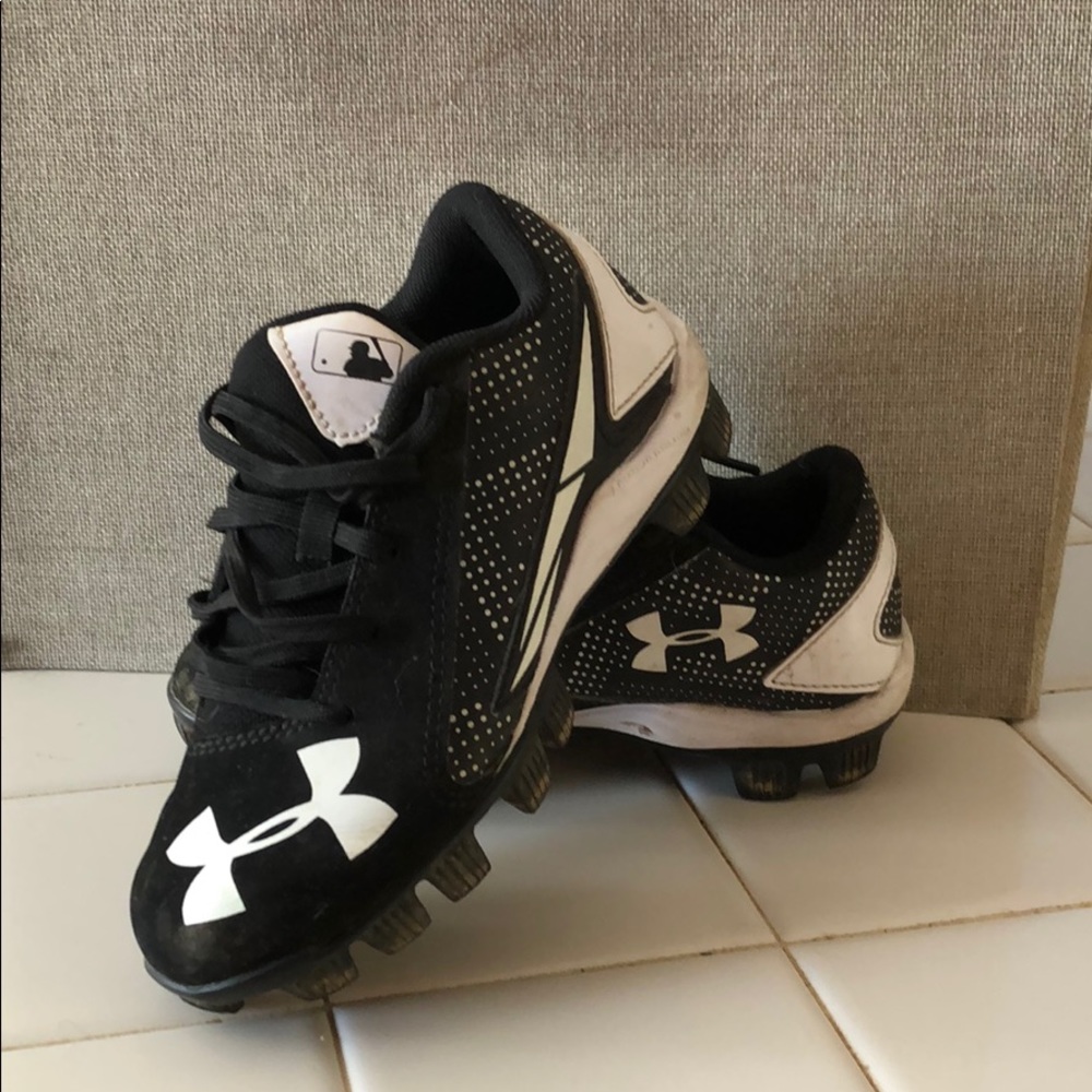 Youth baseball cleats